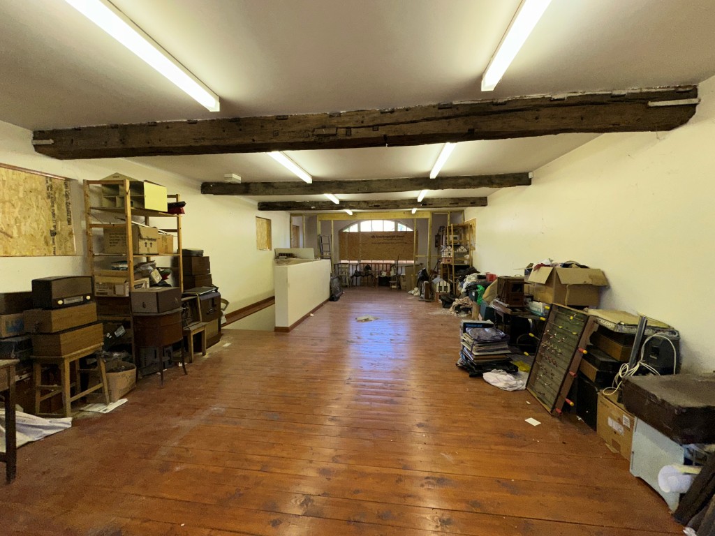 Lot: 227 - THREE-BEDROOM OLD SCHOOL UNIT WITH POTENTIAL - Mezzanine floor above main hall